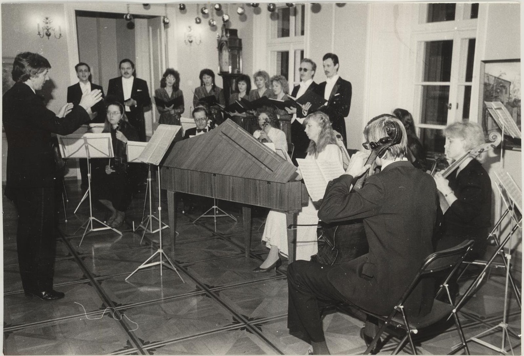 Jõulukontsert Kivisilla Pildigaleriis 24.12.1989.a. Teater  "Vanemuine" kammerkoori ja orkestrit juhatab Endel Nõgene.