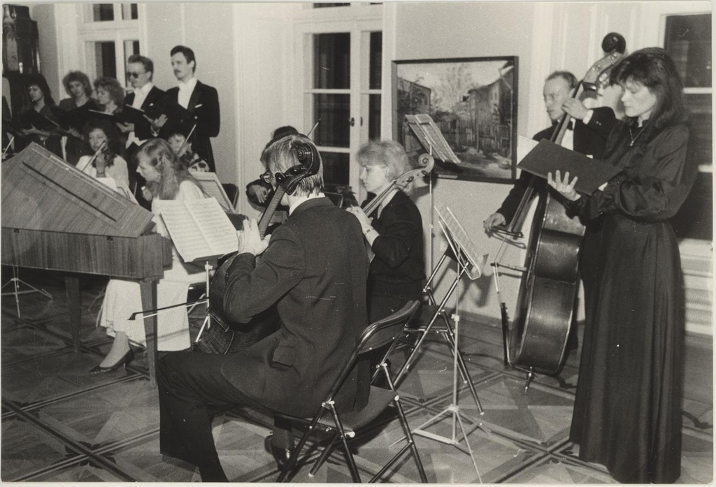 Kivisilla Pildigalerii. Jõulukontsert Kivisilla Pildigaleriis  24.12.1989.a. Solist Vivian Kallaste teater "Vanemuisest".