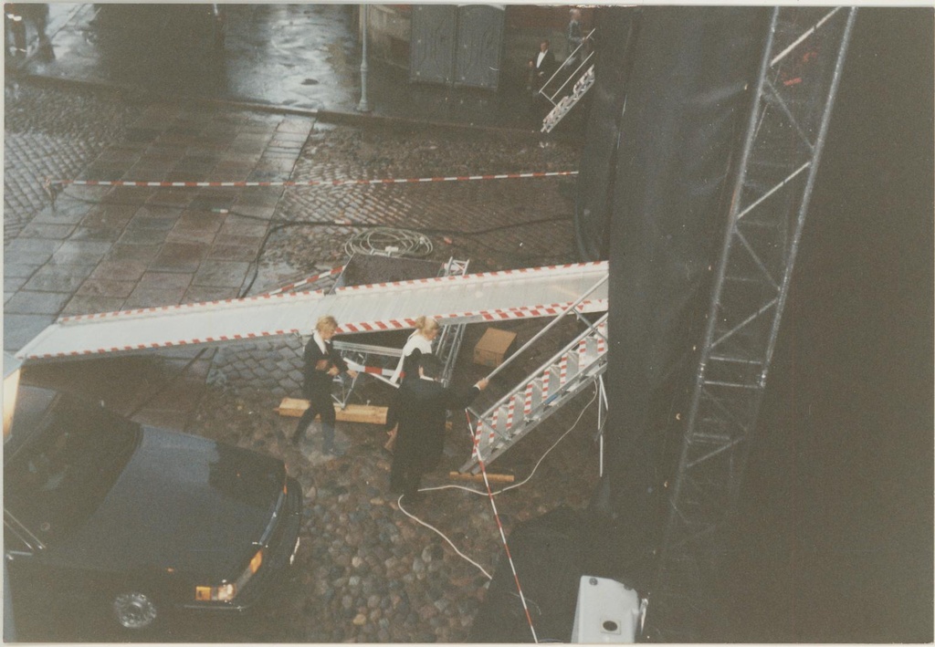 Vaade galerii aknast Raekoja platsile 22.07.1998. Montserrat Caballé kontserti õhtul