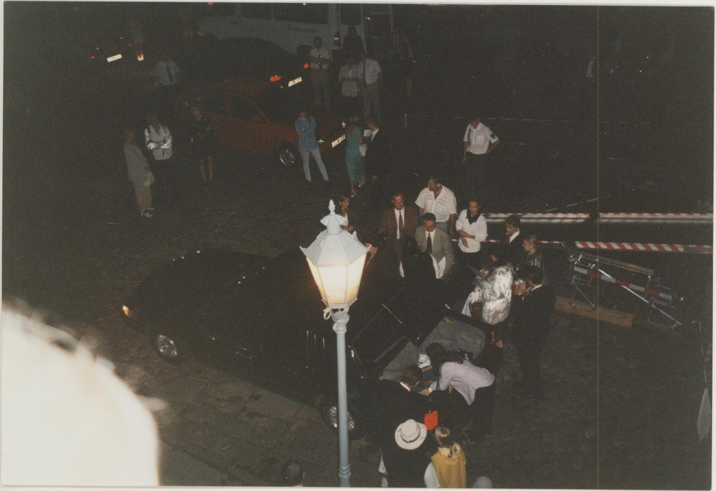 Vaade galerii aknast Raekoja platsile 22.07.1998. Montserrat Caballé kontserti õhtul