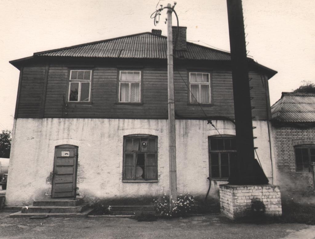 Tõstamaa tootmistsehhi peakorpus, paremal katlamaja