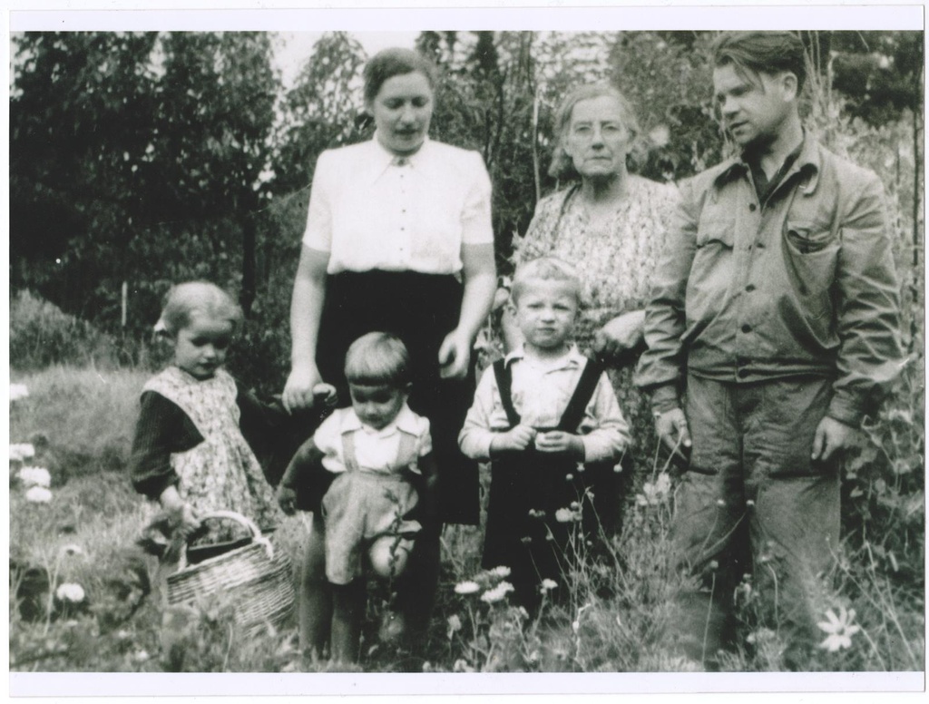 Elmar Kits abikaasa, ämma ja lastega - Saskia, Margus ja Sebastian. 1940ndad
