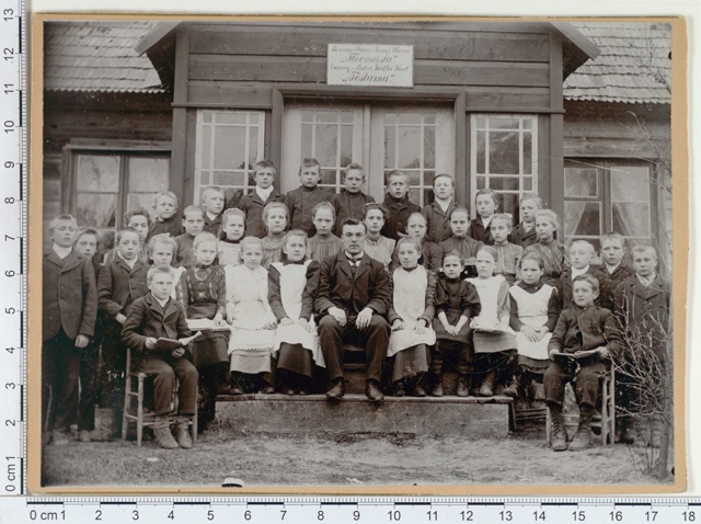 Tõstamaa valla kooliõpilased õpetajaga 1910