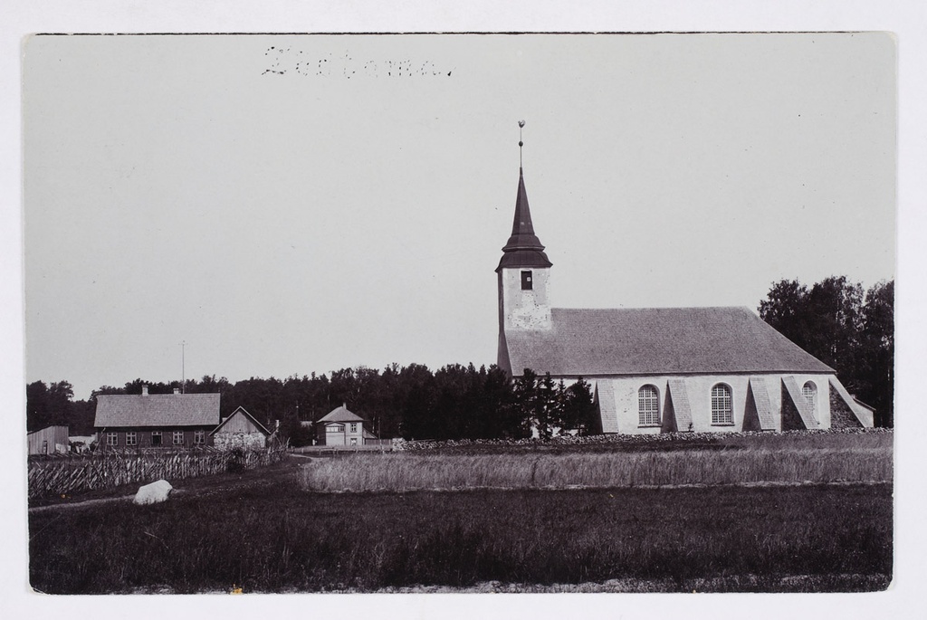 Tõstamaa kirik ja koolimaja, keskel seltsimaja 1911