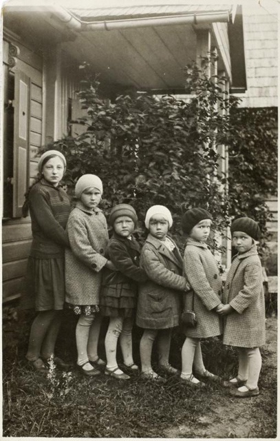 Tõstamaa postkontori ülema Villem Kööseli lapsed lasteaias