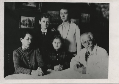 Kujur Amandus Adamson perekonnaga.  duplicate photo