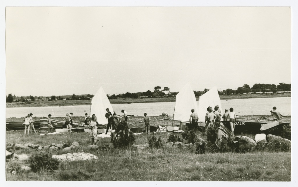 Tallinna Pioneeride Palee noorte meremeeste klubi poisid Paatsalus laagris