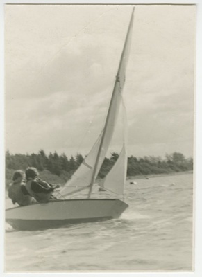 Haapsalu pioneeride maja noorte meremeeste klubi õppelaager Paatsalus. Svertpaat Kadett merel.  duplicate photo