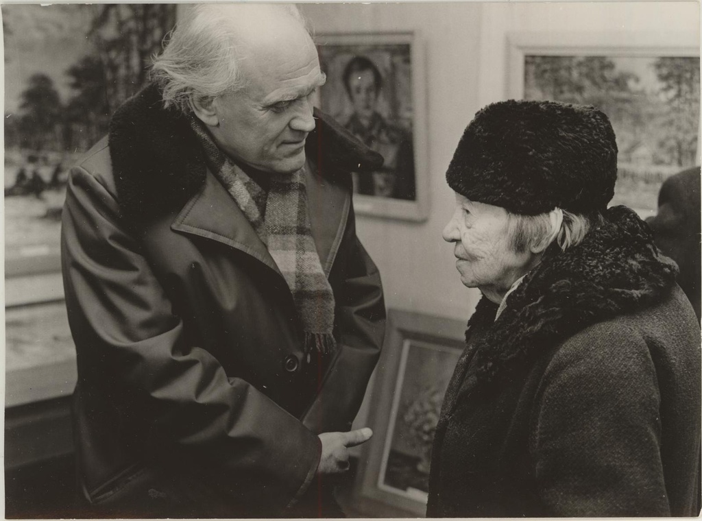 Ed. Kutsari mälestuspäeval Elvas tema majamuuseumis 15.03.1980.a. Elisabeth Kutsariga vestleb Elva Koduloomuuseumi direktor K. Kirt