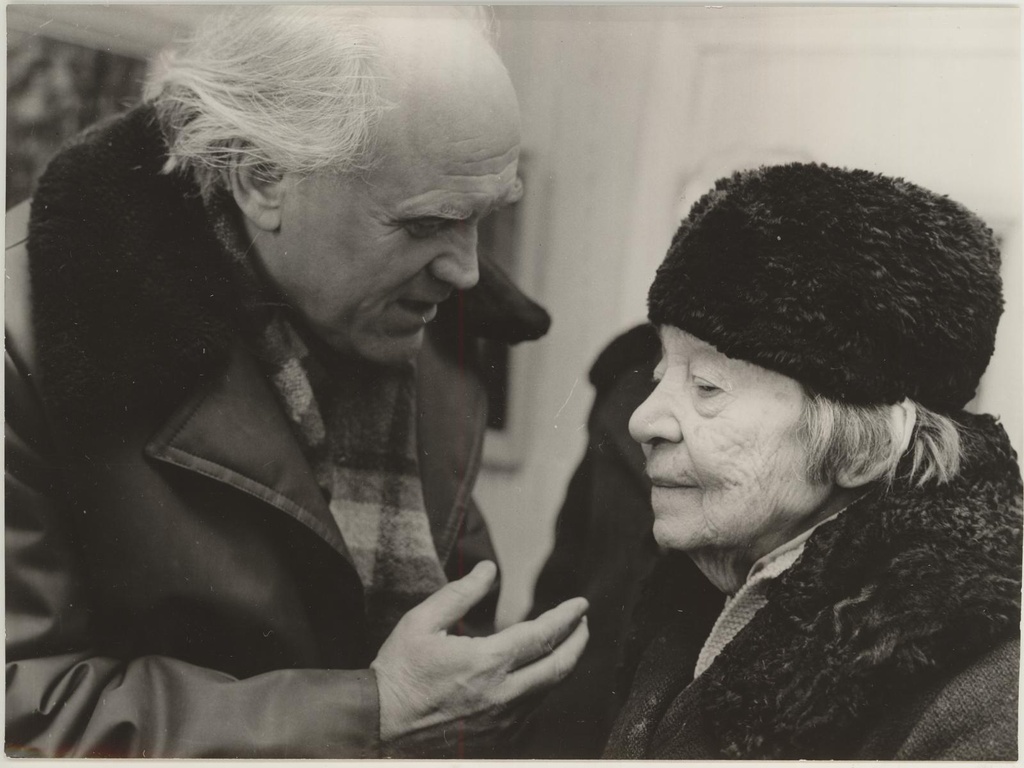 Ed. Kutsari mälestuspäeval Elvas tema majamuuseumis 15.03.1980.a. Elisabeth Kutsariga vestleb  Elva Koduloomuuseumi direktor K. Kirt