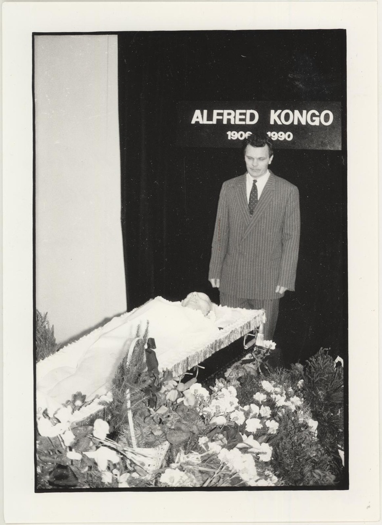 Kunstnik A. Kongo matus jaanuaris 1991. Kirstu juures R. Toompere