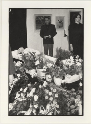 Kunstnik A. Kongo matus jaanuaris 1991. Kirstu juures P. Allik  similar photo
