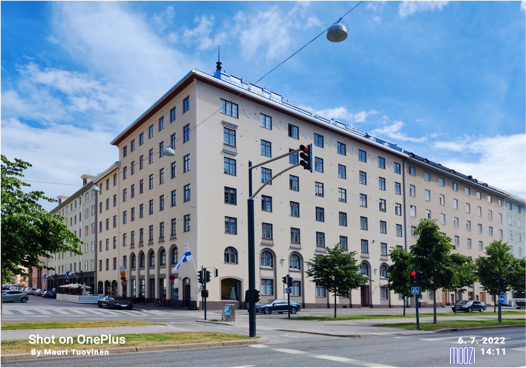 Ilmalaiva Graf Zeppelin Helsingissä Museokadun ja Mechelininkadun (Mechelininkatu 31)  kulman yllä. rephoto