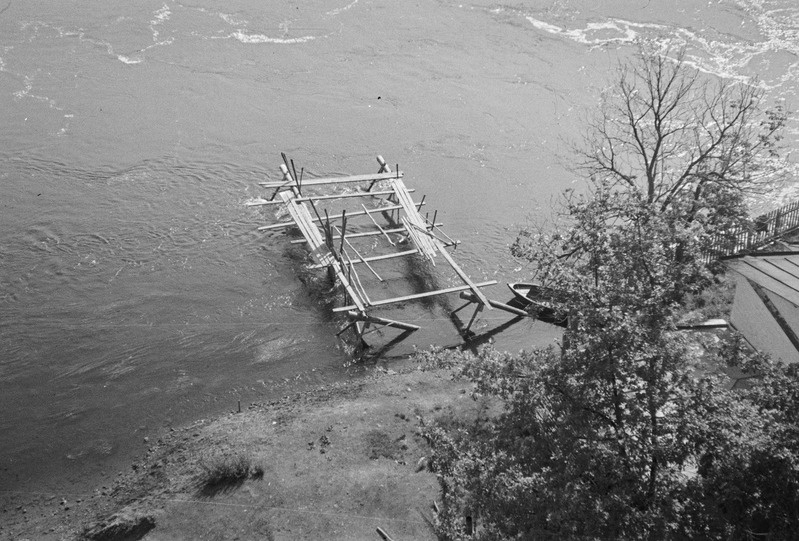 Lõhetõke Narva jões Narva Pimeaia kohal