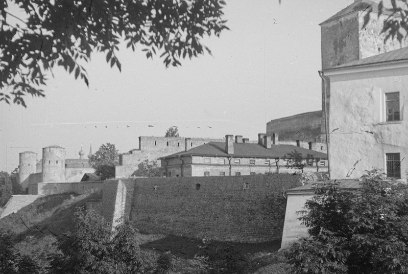 Vaade Narva linnustele, Jaanilinn Vahe tänavalt