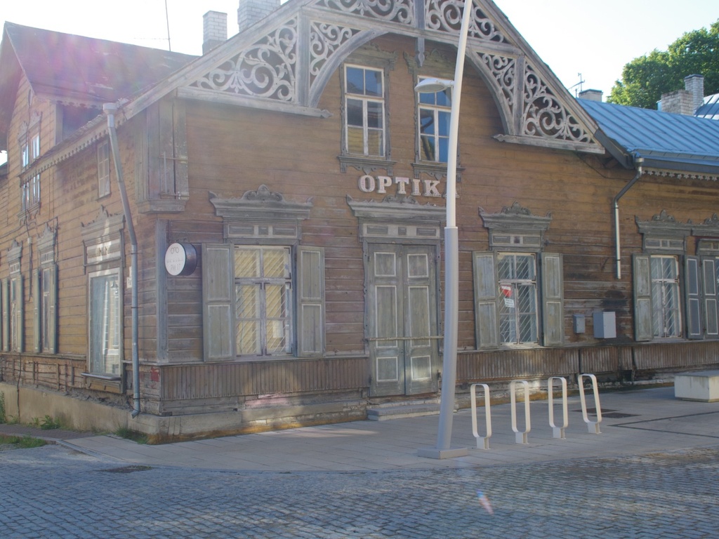 Optika house - Beautiful wooden building along Pikk tänav, in Rakvere's Old Town. rephoto