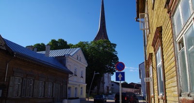 Vaade Pikale tänavale ja luteriusu kirikule Rakveres. rephoto