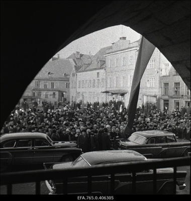 Soome presidendi Urho Kaleva Kekkoneni visiit Eestisse. Soome presidenti tervitama tulnud rahvahul.  duplicate photo