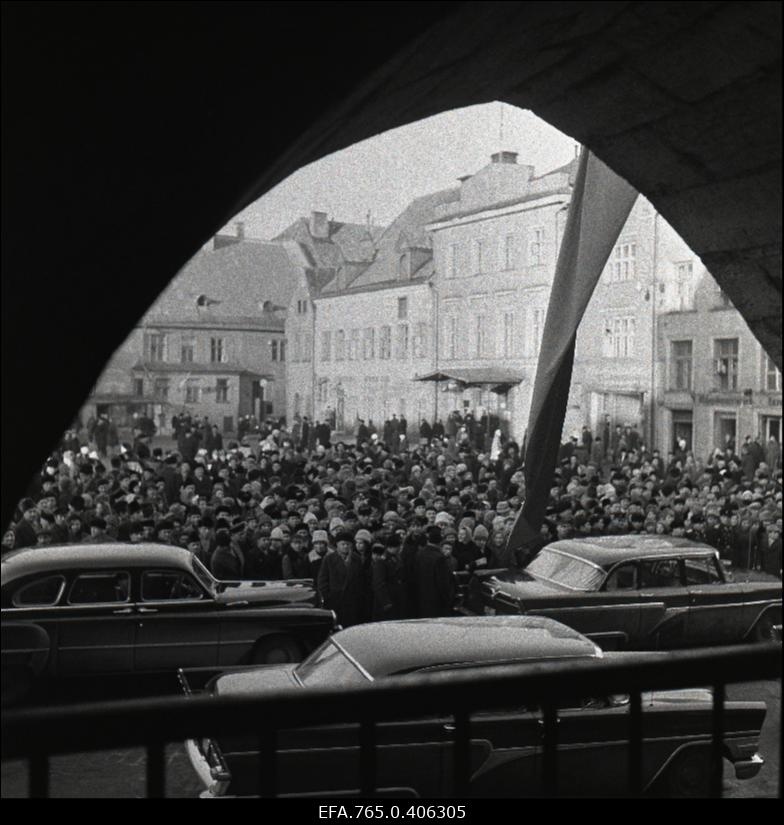 Soome presidendi Urho Kaleva Kekkoneni visiit Eestisse. Soome presidenti tervitama tulnud rahvahul.