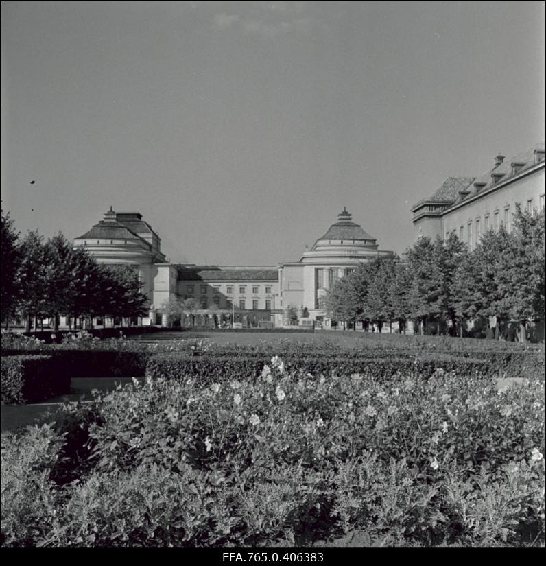 Vaade Estonia teatrile haljasalalt.