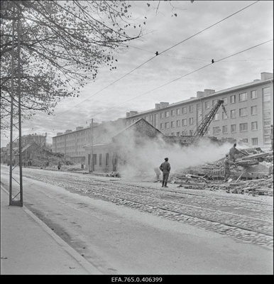 Lammutustööd Pärnu maanteel.  similar photo