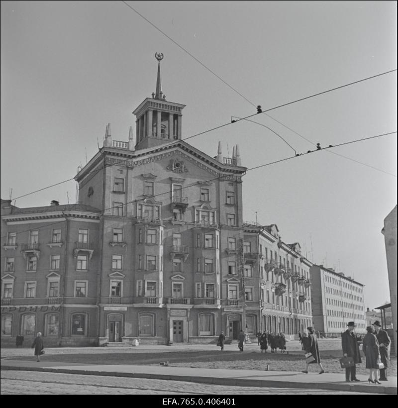 Torniga hoone Tartu maantee ja V. Kingissepa (Liivalaia) tänava ristmikul.