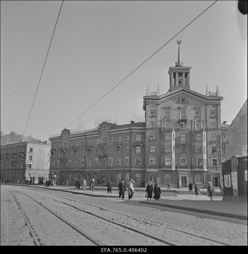 Torniga hoone Tartu maantee ja V. Kingissepa (Liivalaia) tänava ristmikul.