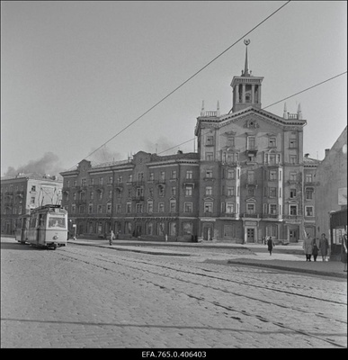 Torniga hoone Tartu maantee ja V. Kingissepa (Liivalaia) tänava ristmikul.  similar photo