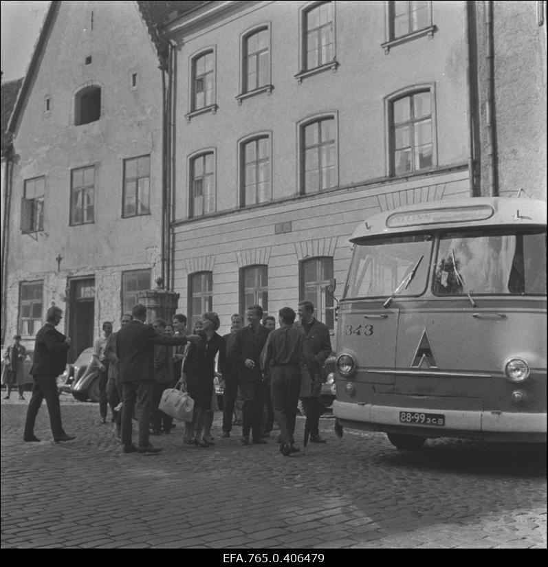 Riiklik Noorsooteater. Ringreisile.