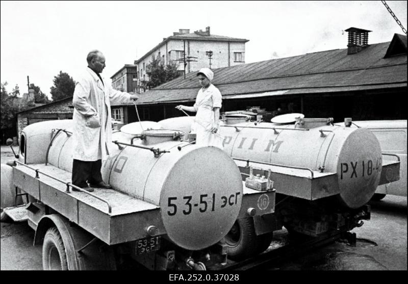 Tallinna Autobaasi nr. 16 piimatsisternid Tallinna Piimatoodete Kombinaadile piima toomas.