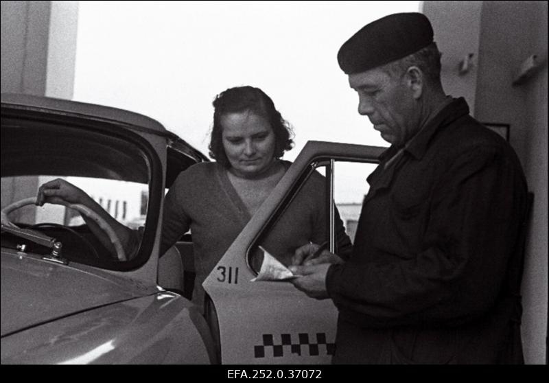 Taksojuht Ruth Kiisi oma autoga.