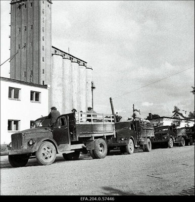 Autod uudseviljaga Tartu Elevaatori kontrollpunkti juures.  duplicate photo