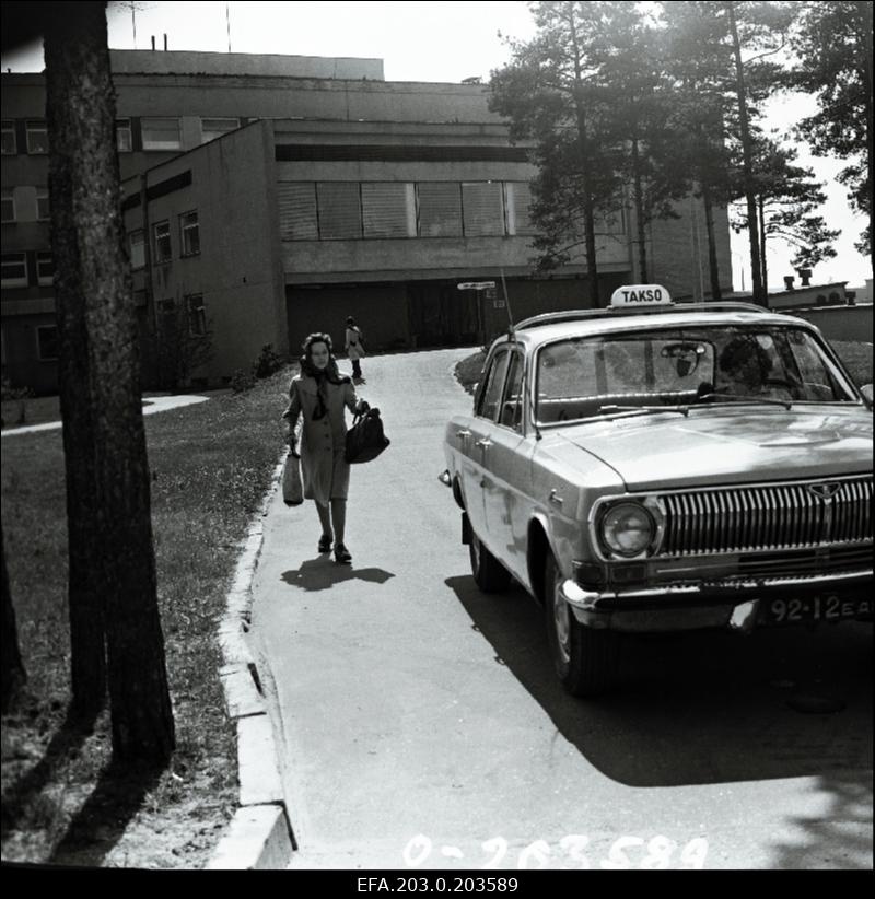 Tallinnfilmi mängufilm  "Aeg elada, aeg armastada". Debora ema (Ita Ever) ruttab taksole.