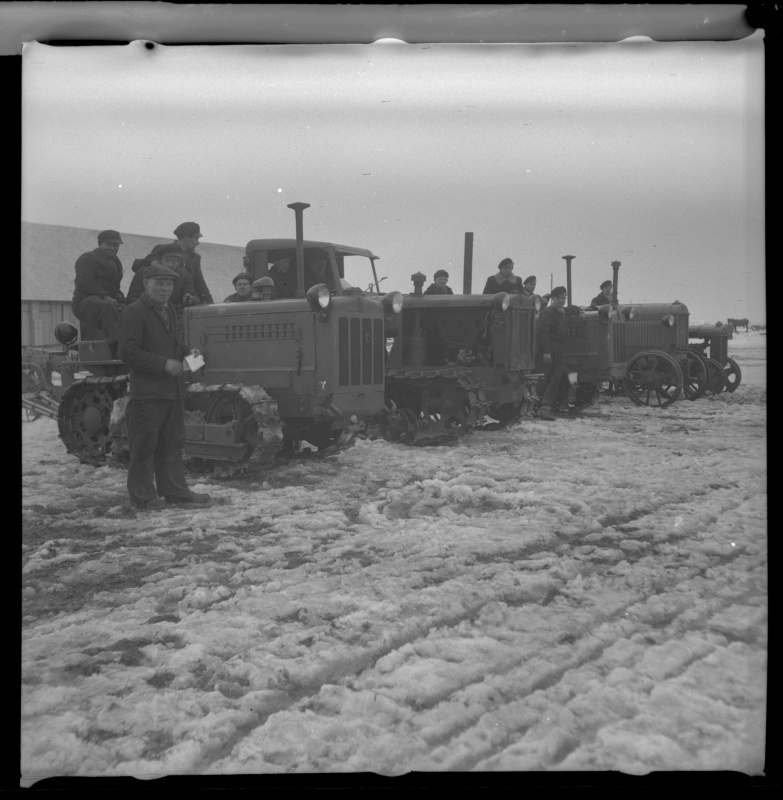 Kolhoosi või MTJ-i mehed talvel lint- ja ratastraktoritega