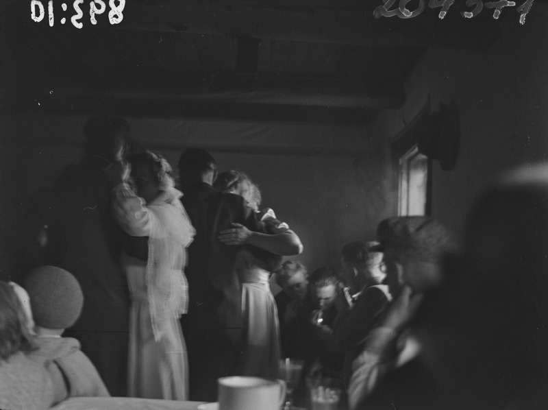 Pulmad Erkase peres, tantsimas vasakult 1. pruutpaar, Osmussaar