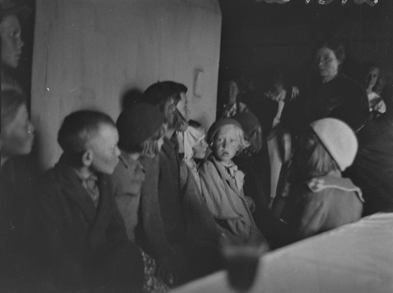 Pulmad Erkase talus, lapsed reas istumas, Osmussaar