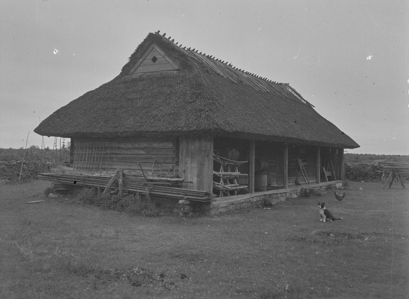 Tõnu-Laasu talu ait postidele toetuva ulualusega, Liigalaskma k, Pöide khk