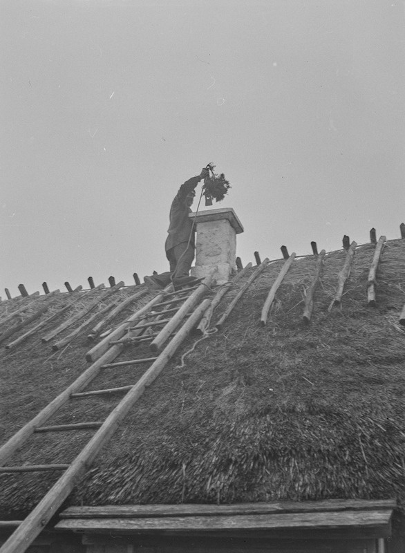 Pulli talu vanaperemees pühib korstent, Pulli k, Jaani khk