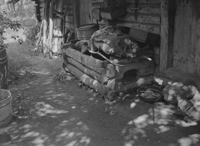 Tõntsu talu hanemaja aida räästa all, Jõiste k, Karja khk