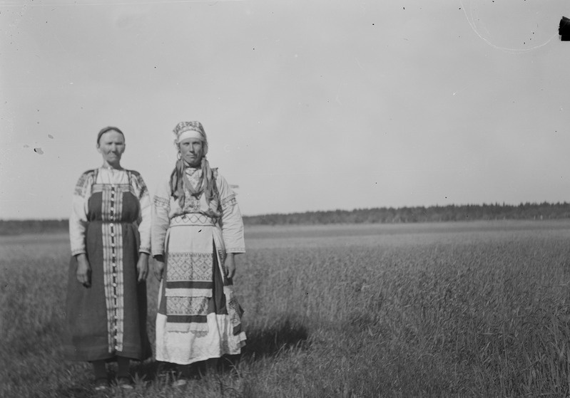 Darja Kaivunen ja Marie Käbi veneusuliste ingerlaste rahvarõivais Vanakülas, Eesti-Ingeri