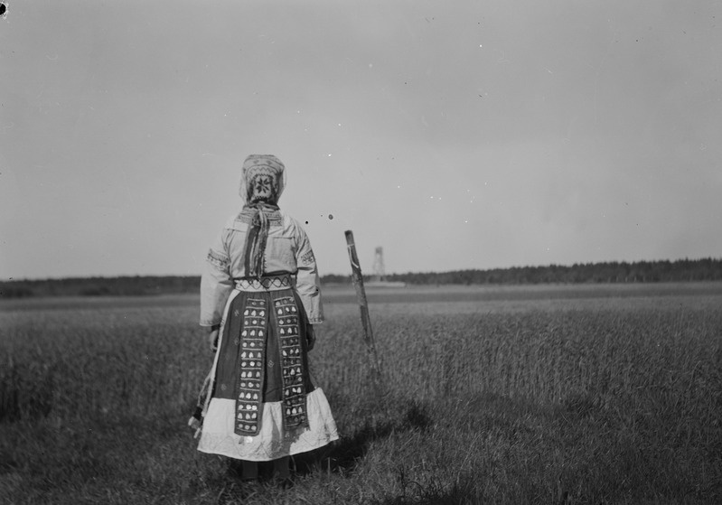 Marie Käbi veneusuliste ingerlaste rahvarõivais Vanakülas, Eesti-Ingeri