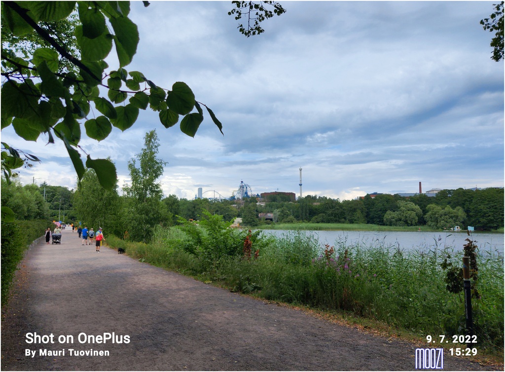 Jäätelönmyyntiä Töölönlahden länsirannalla. rephoto