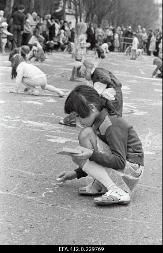 Laste joonistamisvõistlus Türi lillelaada ajal.