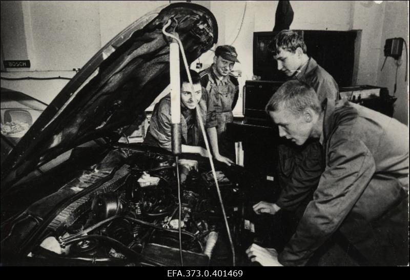 Türi Kõrgema Põllumajanduskooli õpilased Dmitri Konev, Igor Maslovski ja Sergei Žuikov Sillamäelt autodiagnostikat õppimas, tagaplaanil  õpetaja Ain Luik.