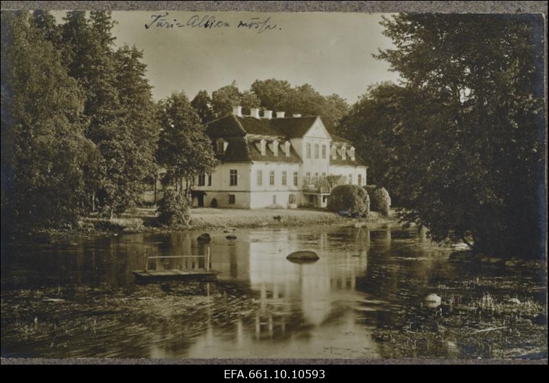 Türi-Alliku mõisa peahoone.