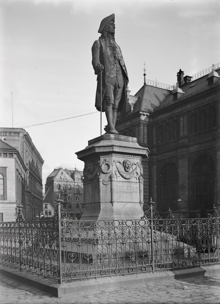 Vågsalmenningen, Vågsallmenning, Holbergstatuen (Bergen)