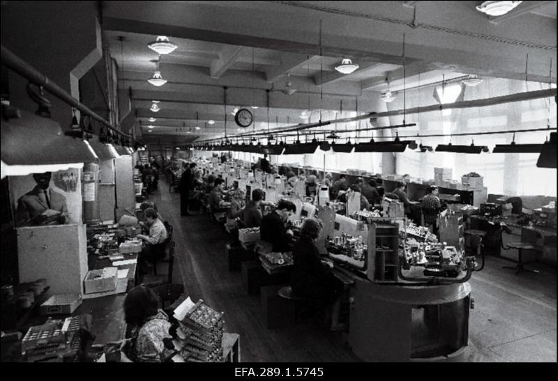 Radioolade monteerimine tehases Punane Ret.