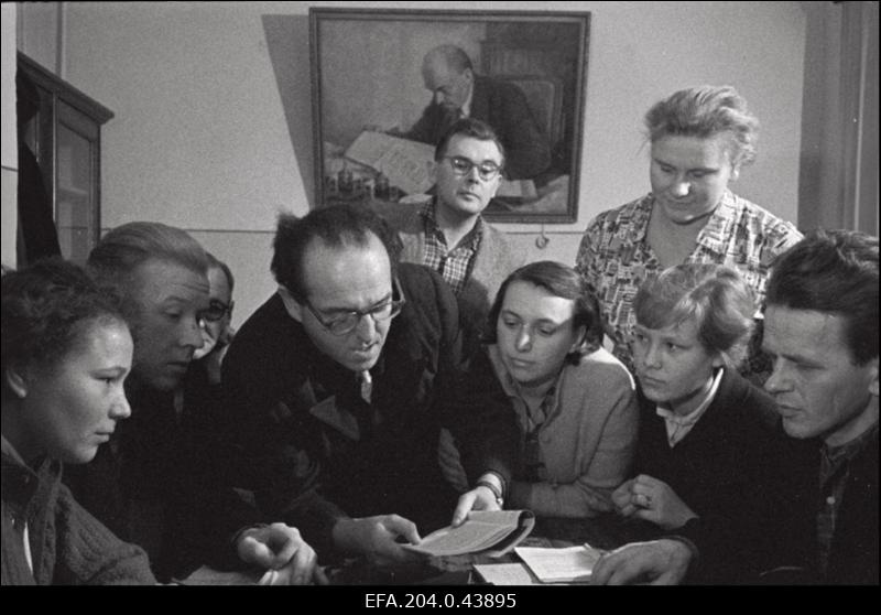 Trusti Eesti Põlevkivi kaevanduse nr. 2 draamaringi kunstiline juht A. Lerenmann (vasakult neljas) tšehhi kirjaniku P. Karvasči näidendi "Kesköömissa" lavastamiseks ettevalmistusi tegemas.