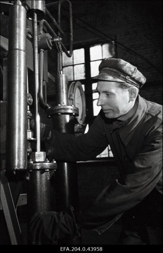 Kiviõli Põlevkivikeemia Kombinaadi operaatoriabi Valter Linda automatiseeritud generaatorite juures.