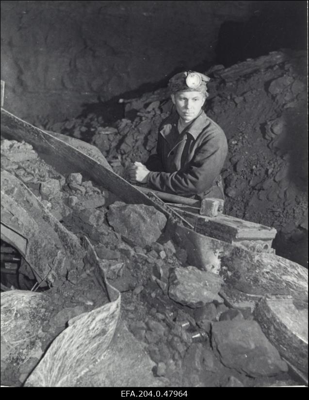 Trusti Eesti Põlevkivi kompleksbrigaadi brigadir NSV Liidu Ülemnõukogu keskvalimiskomisjoni liige Ottomar Sillari kaevanduses.